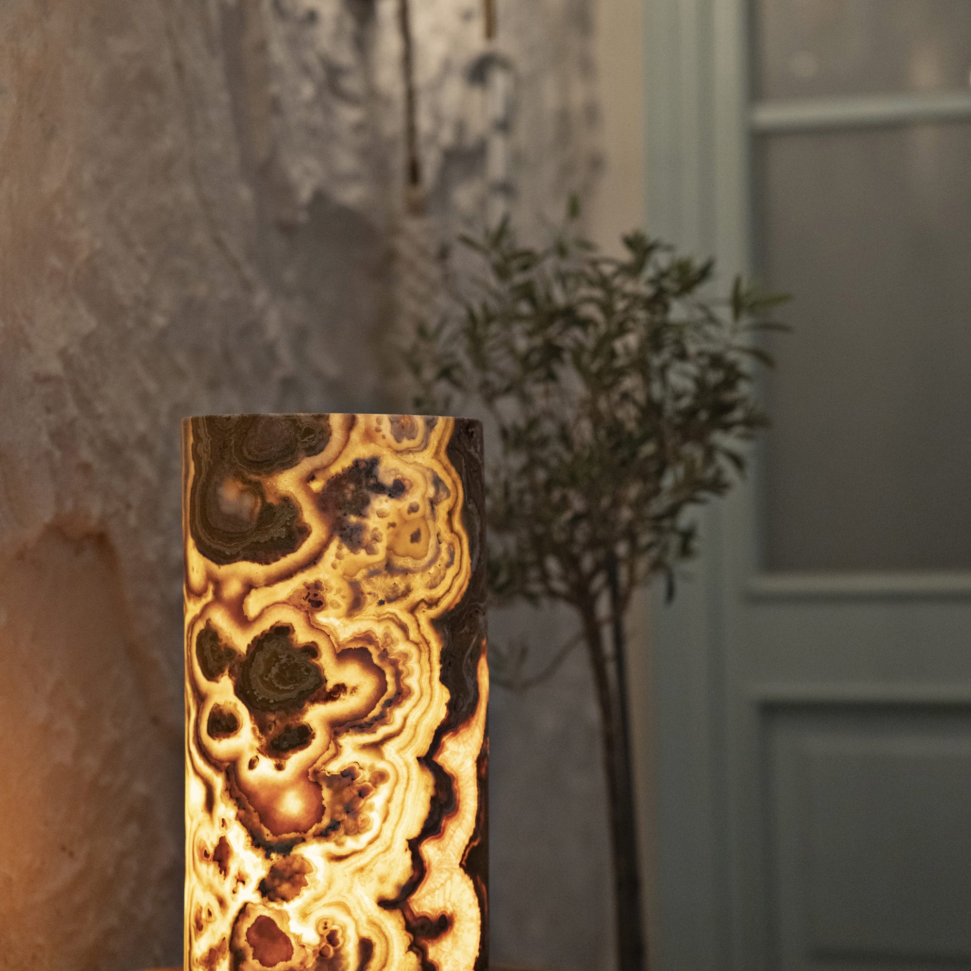 Lampa stołowa z kamienia onyksowego w stylu nowoczesnym | Elora