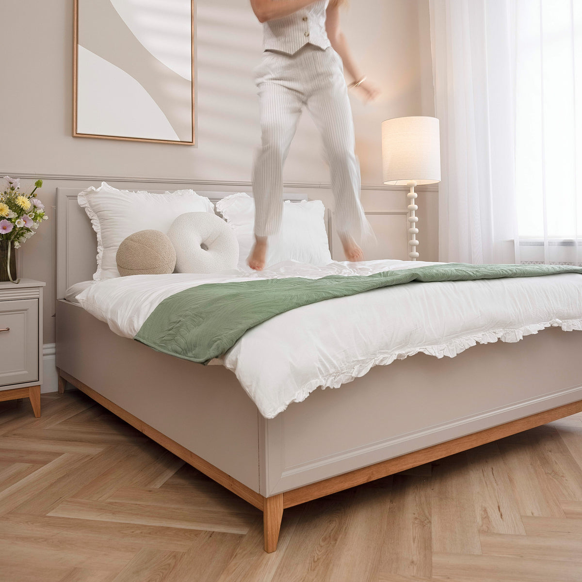 Łóżko Serena 140x200 i 160x200 z pojemnikiem i frezowanym zagłówkiem w stylu modern classic – w aranżacji wnętrza