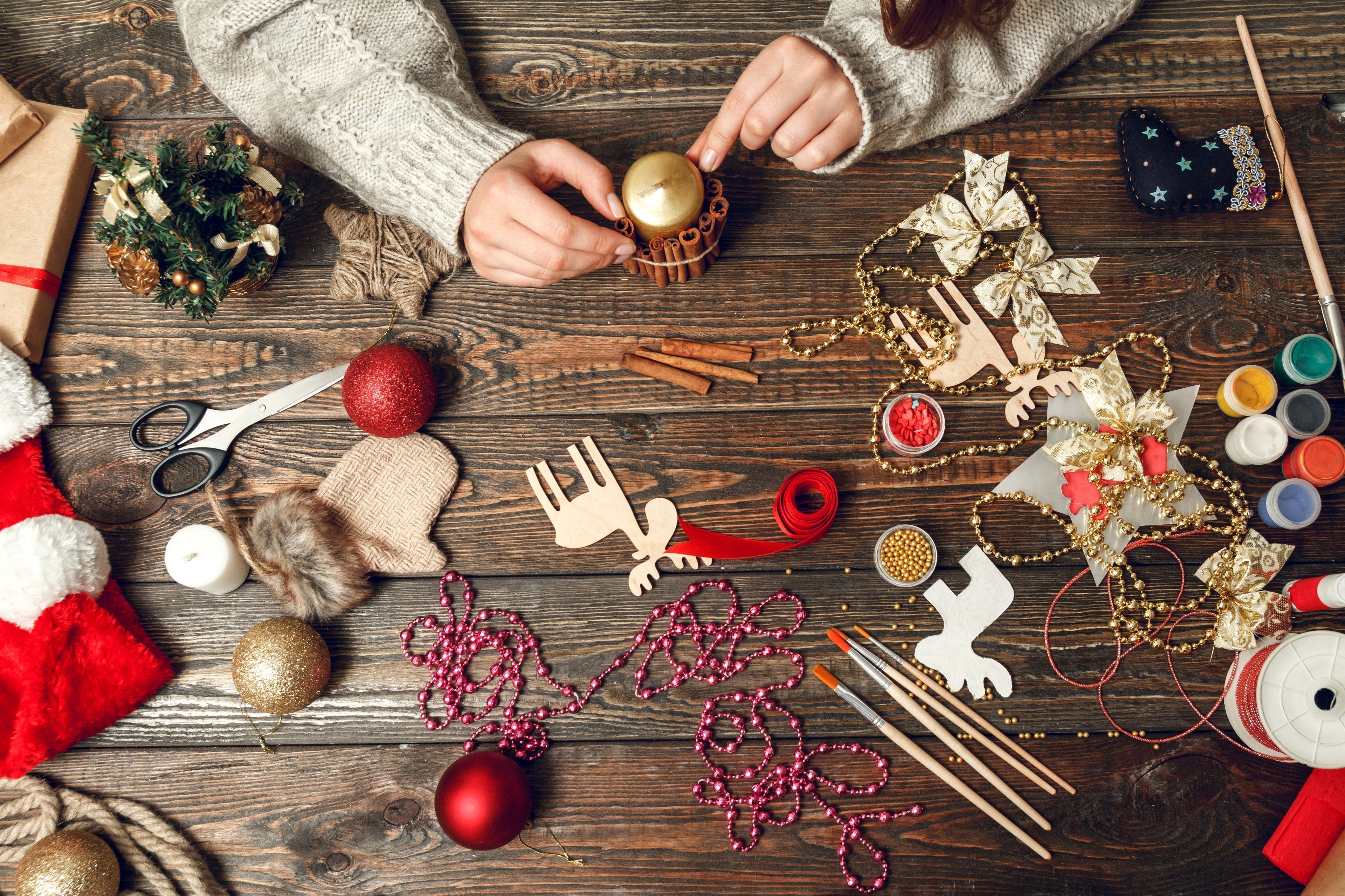 Ozdoby świąteczne DIY – magia domowego warsztatu Świętego Mikołaja