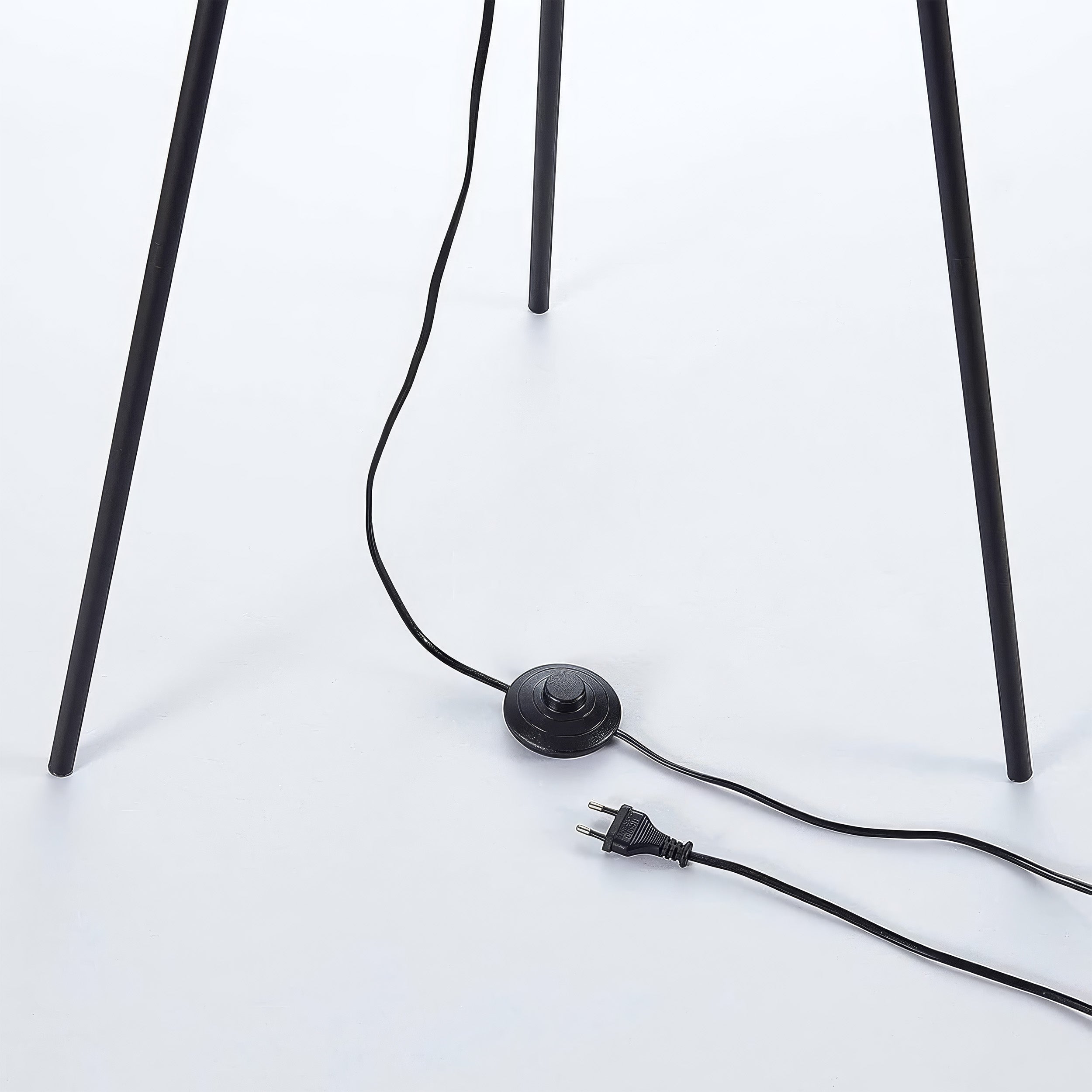 Lampa podłogowa na trójnogu z abażurem w stylu eleganckim | Aureno