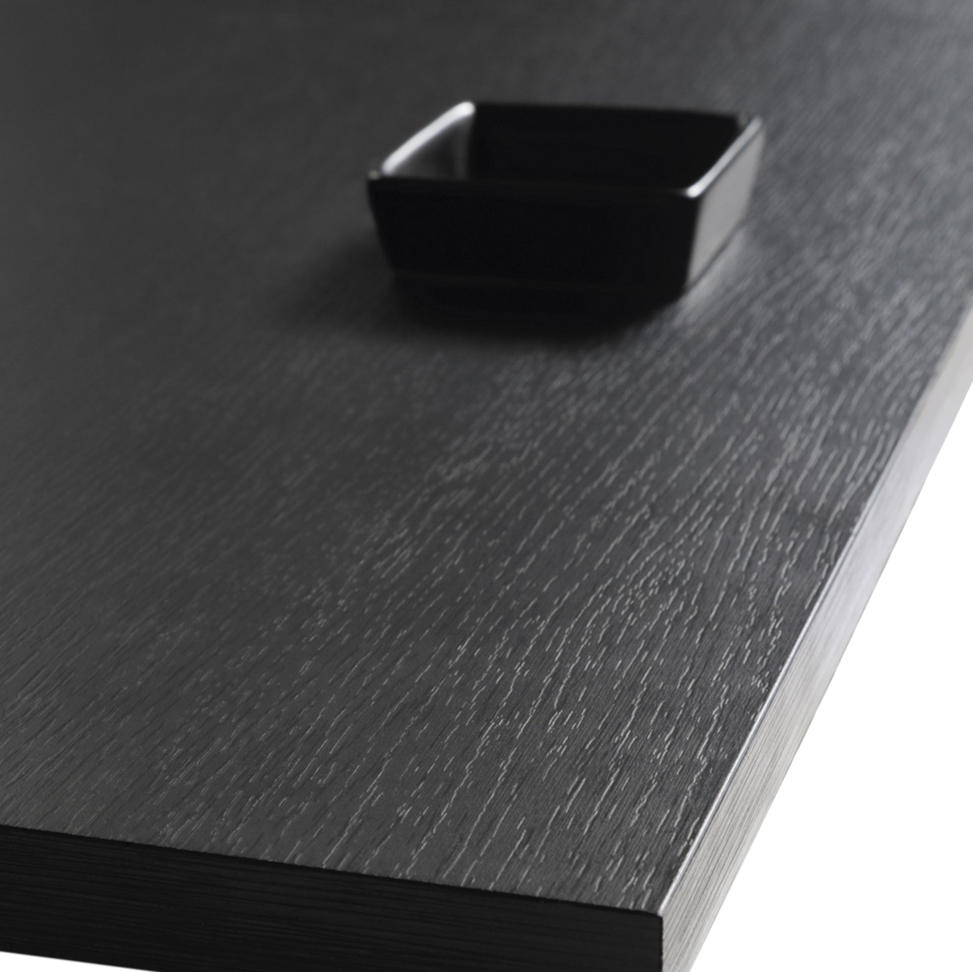 Szafka RTV 135x30 w stylu nowoczesnym - ryflowany front MDF, złote akcenty | Meva