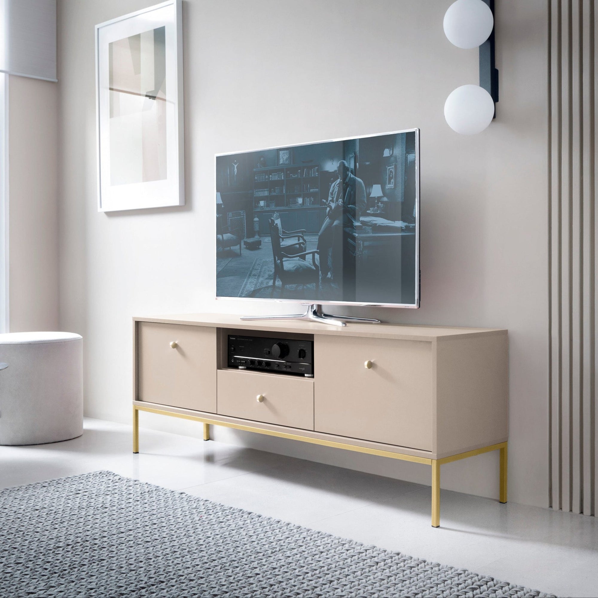 Szafka RTV pod telewizor 154x57 w stylu vintage - beż piaskowy lub granat, złote uchwyty, metalowe nóżki | Kviat