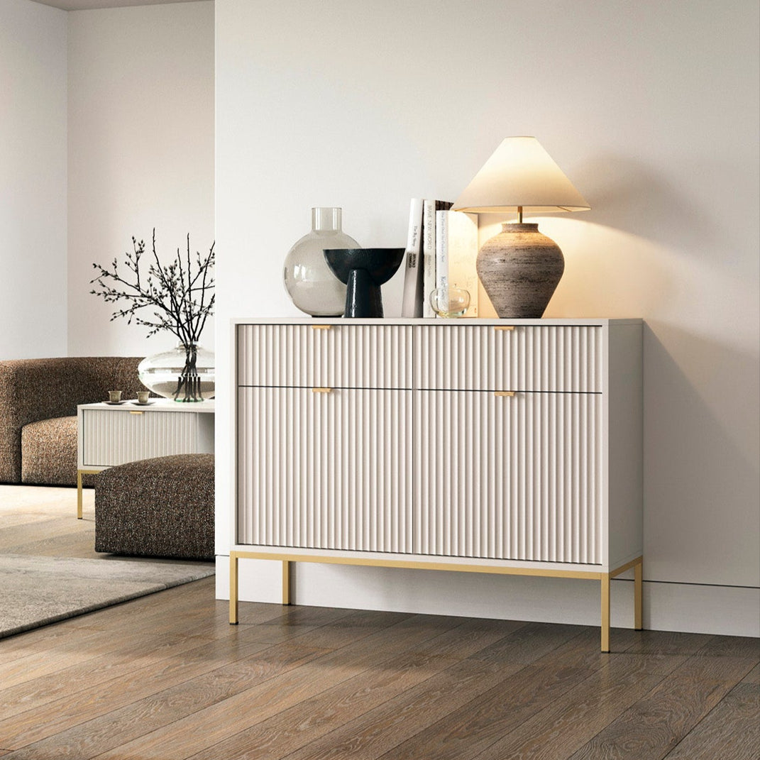 Komoda 104x83 w stylu nowoczesnym - ryflowane fronty MDF, metalowe nogi, aluminiowe uchwyty | Roza