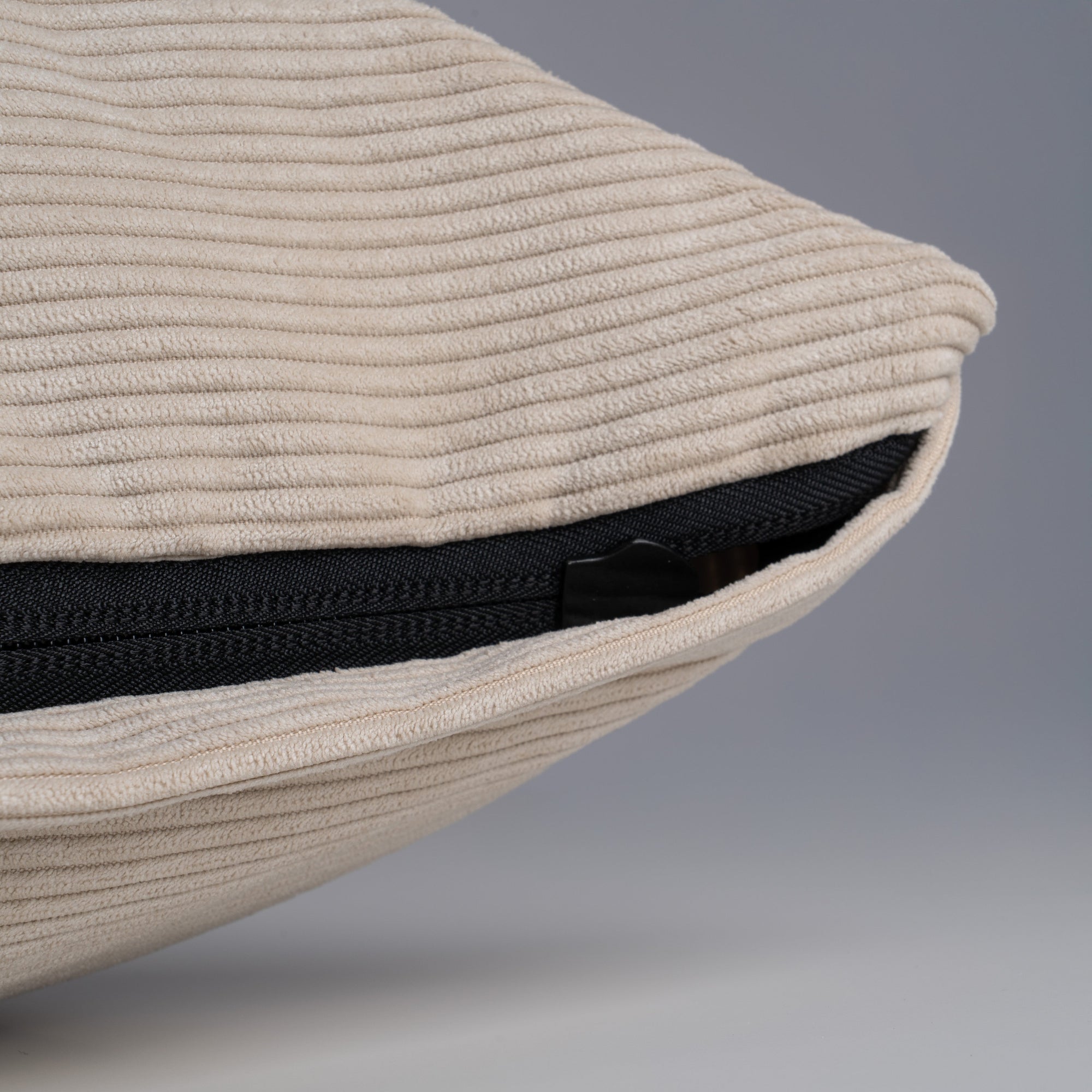 Poduszka dekoracyjna 45×45 cm w stylu scandi i boho – sztruks 100% PES, pionowe prążki | Sztruks