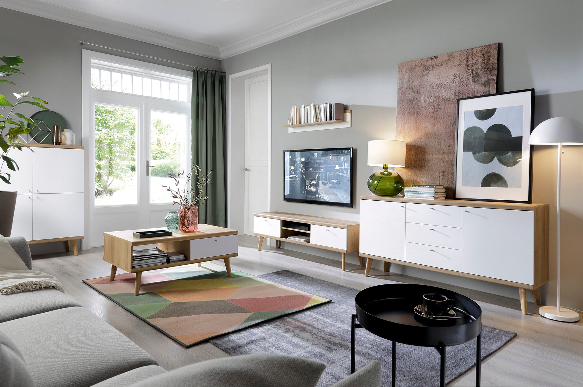 Szafka RTV 160x50 w stylu skandynawskim - dąb riviera, drewniane nóżki, fronty MDF | Lato