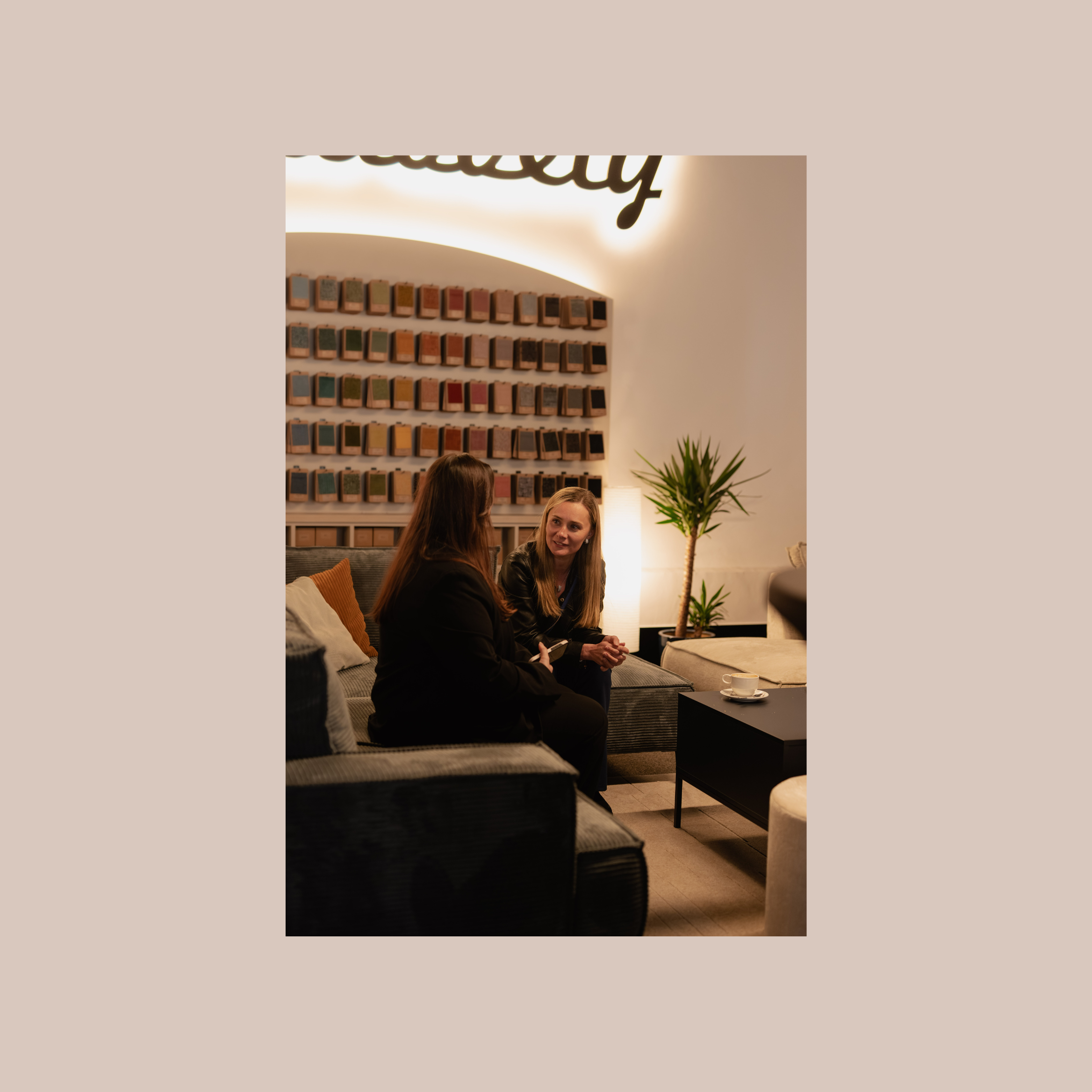 Kobiety rozmawiające siedząc na narożniku May w Showroomie Pillovely