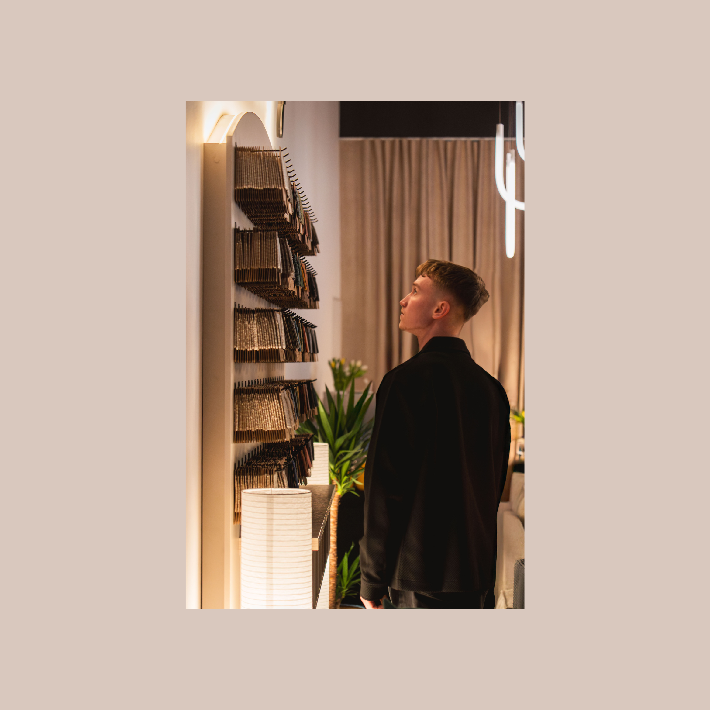 Mężczyzna oglądający próbki tkanin Showroom Pillovely