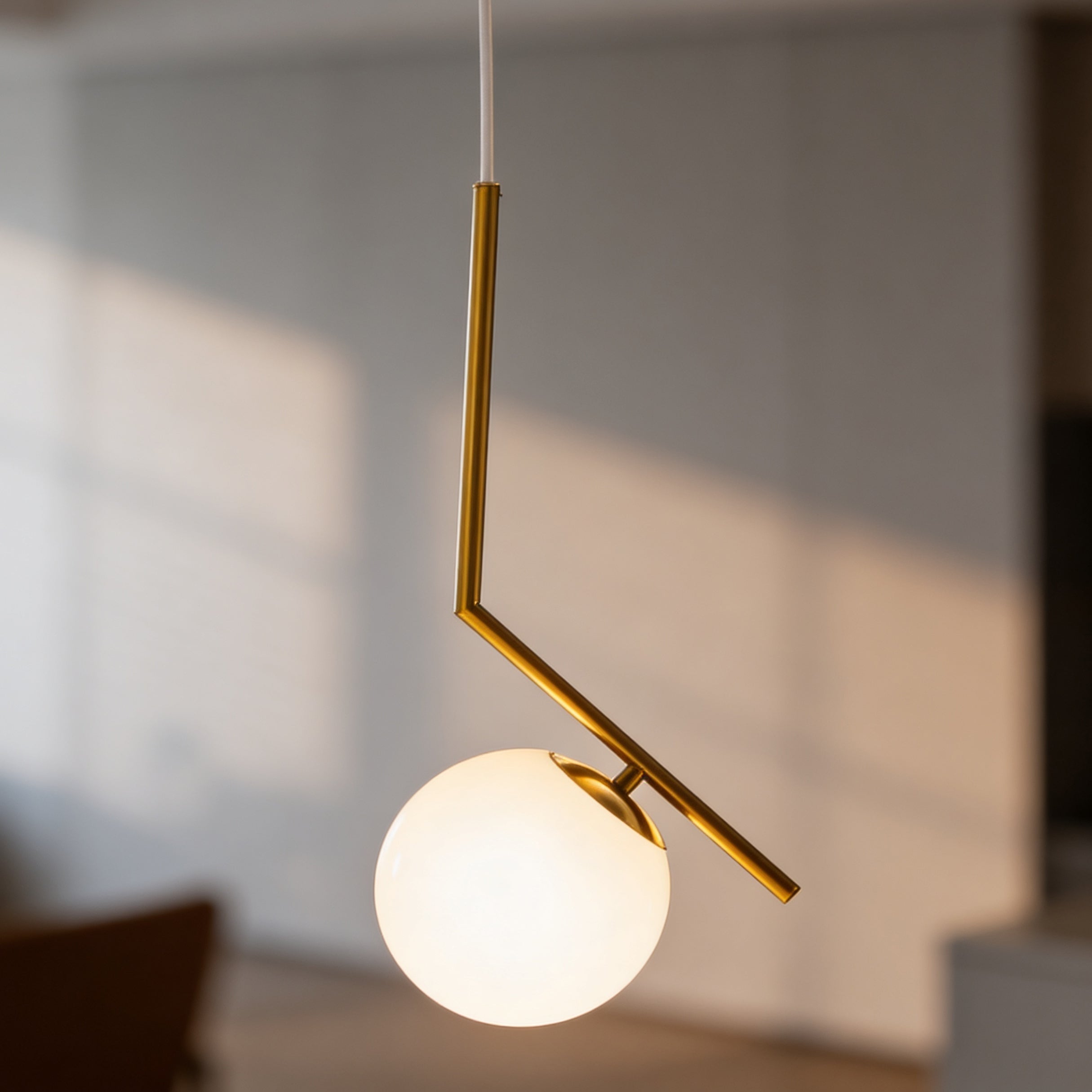 Lampa wisząca z kulistym kloszem na ramieniu w stylu nowoczesnym | Orbitella