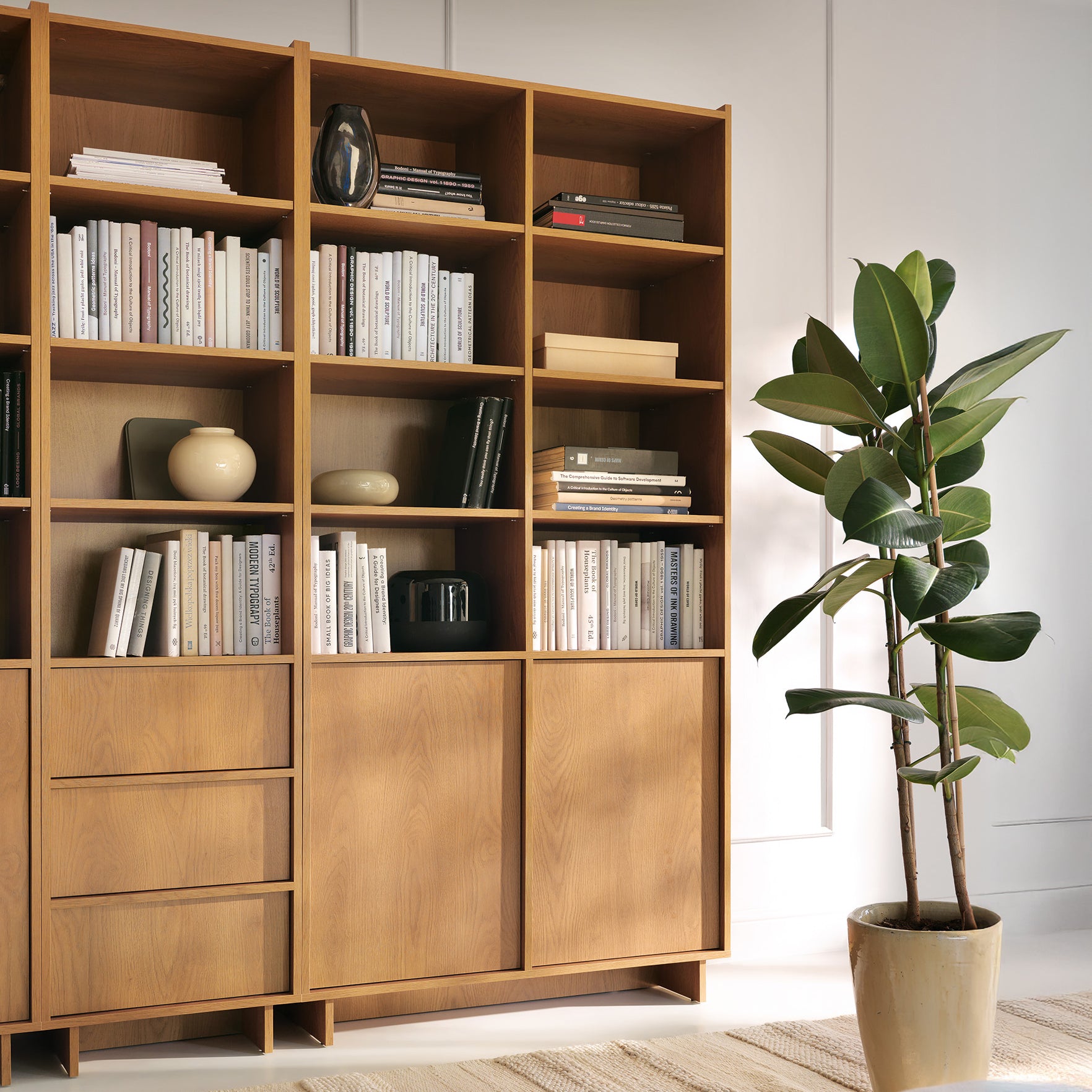 Regał wysoki 98x201 z drzwiami i półkami w stylu japandi - dąb karmel, push-to-open | Kiyro