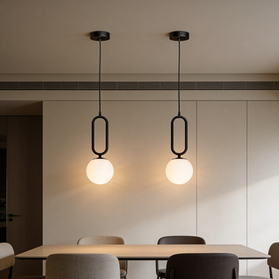 Lampa wisząca z kulistym kloszem i czarną ramą w stylu loftowym | Obal