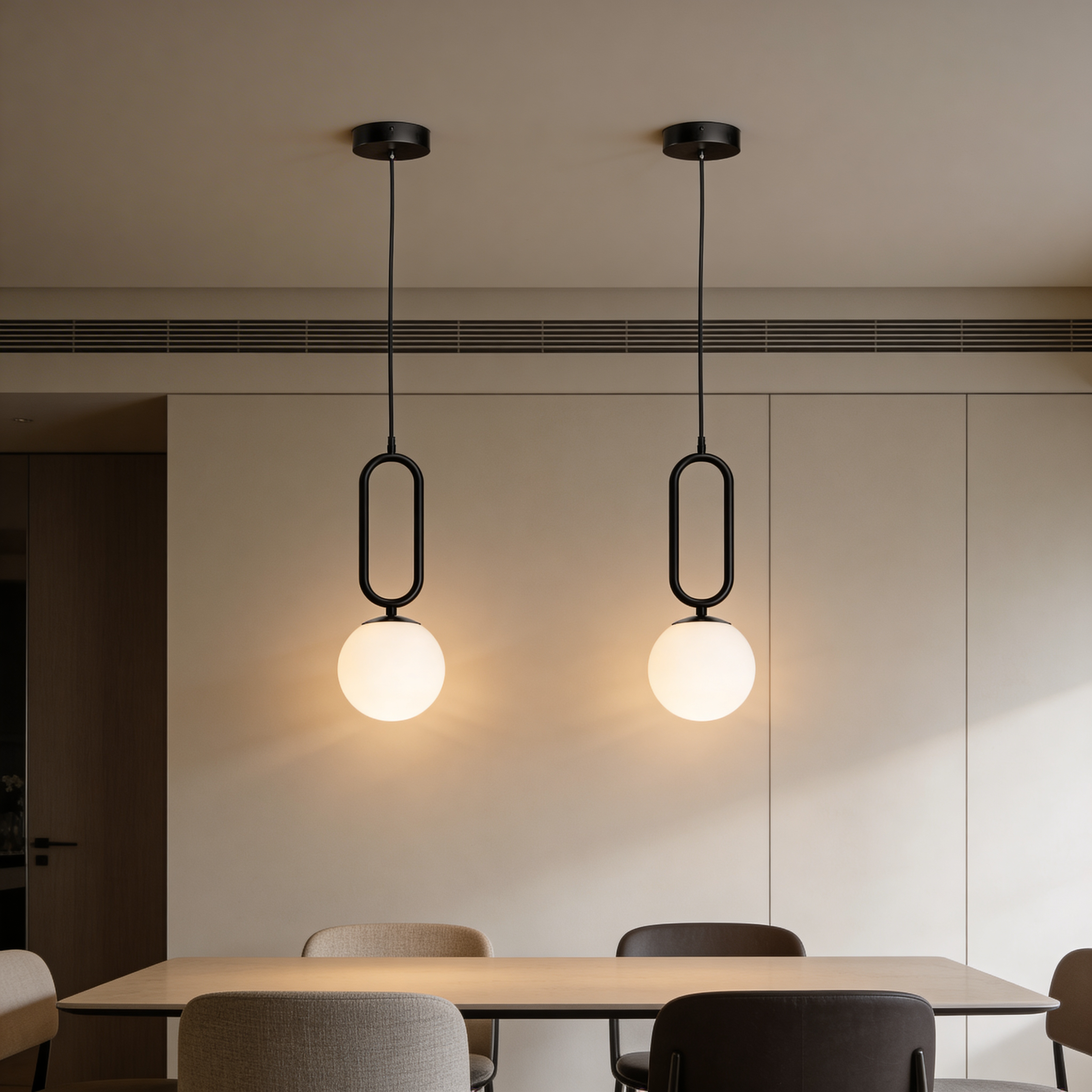 Lampa wisząca z kulistym kloszem i czarną ramą w stylu loftowym | Obal