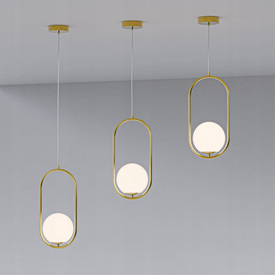Lampa wisząca z kulistym kloszem w złotej ramie w stylu nowoczesnym | Orbitella