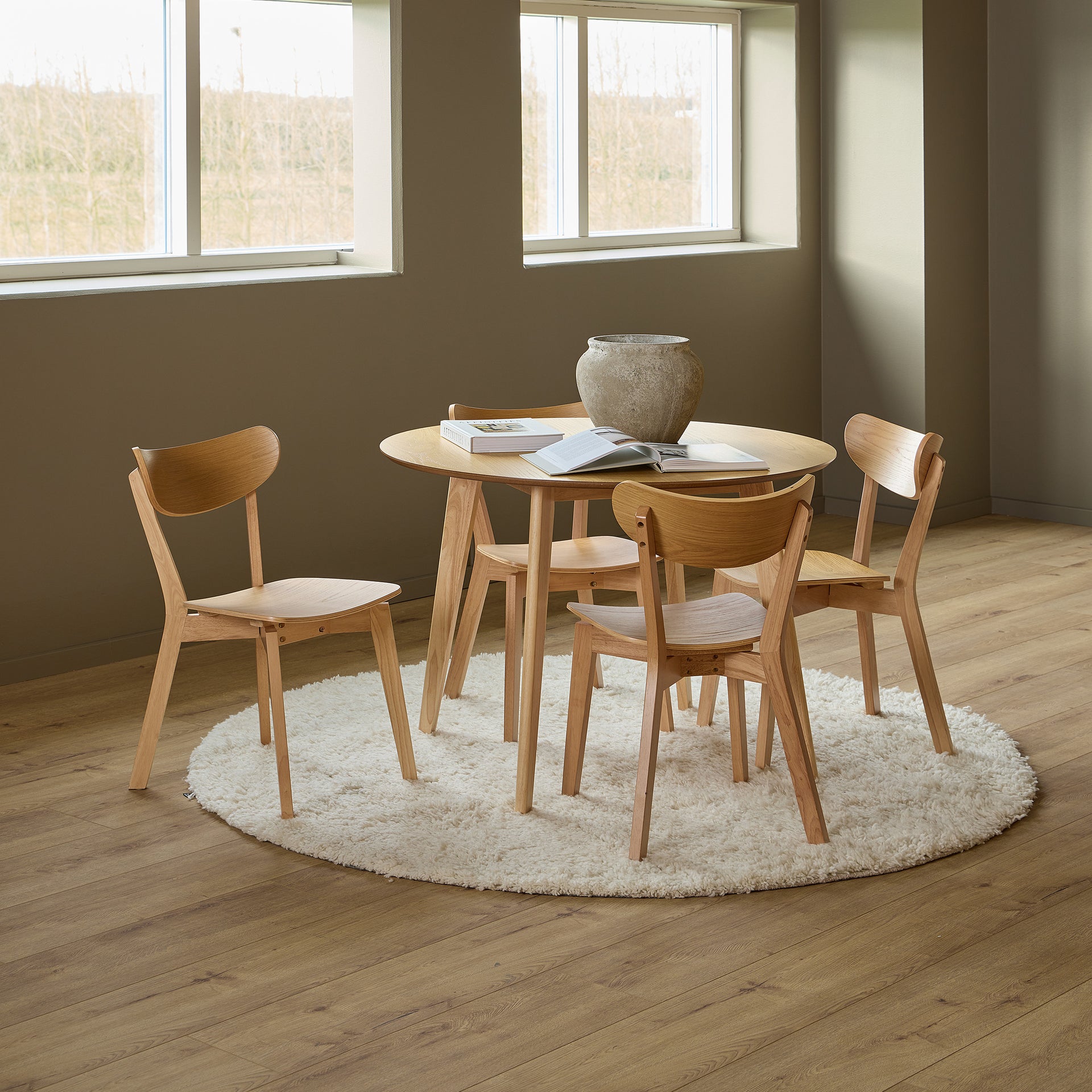 Zestaw dwóch krzeseł drewnianych w stylu skandynawskim - profilowane siedzisko, różne warianty wykończenia | Krel