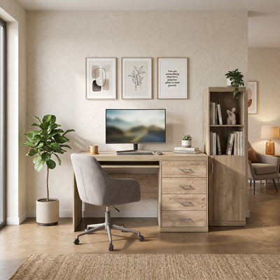 Biurko Korin 120x78 w gabinecie z monitorem, szarym krzesłem i regałem – biurko do domowego biura