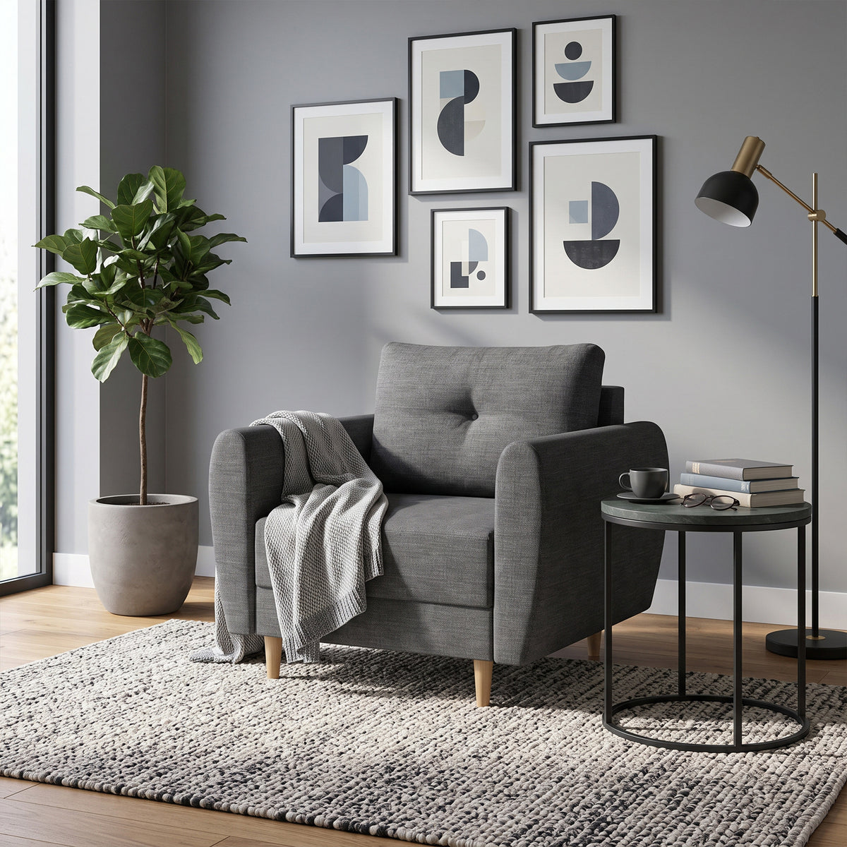 Fotel Harmi 90 cm w salonie z galerią grafik, rośliną i stolikiem z książkami – fotel do czytania