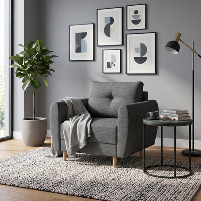 Fotel Harmi 90 cm w salonie z galerią grafik, rośliną i stolikiem z książkami – fotel do czytania