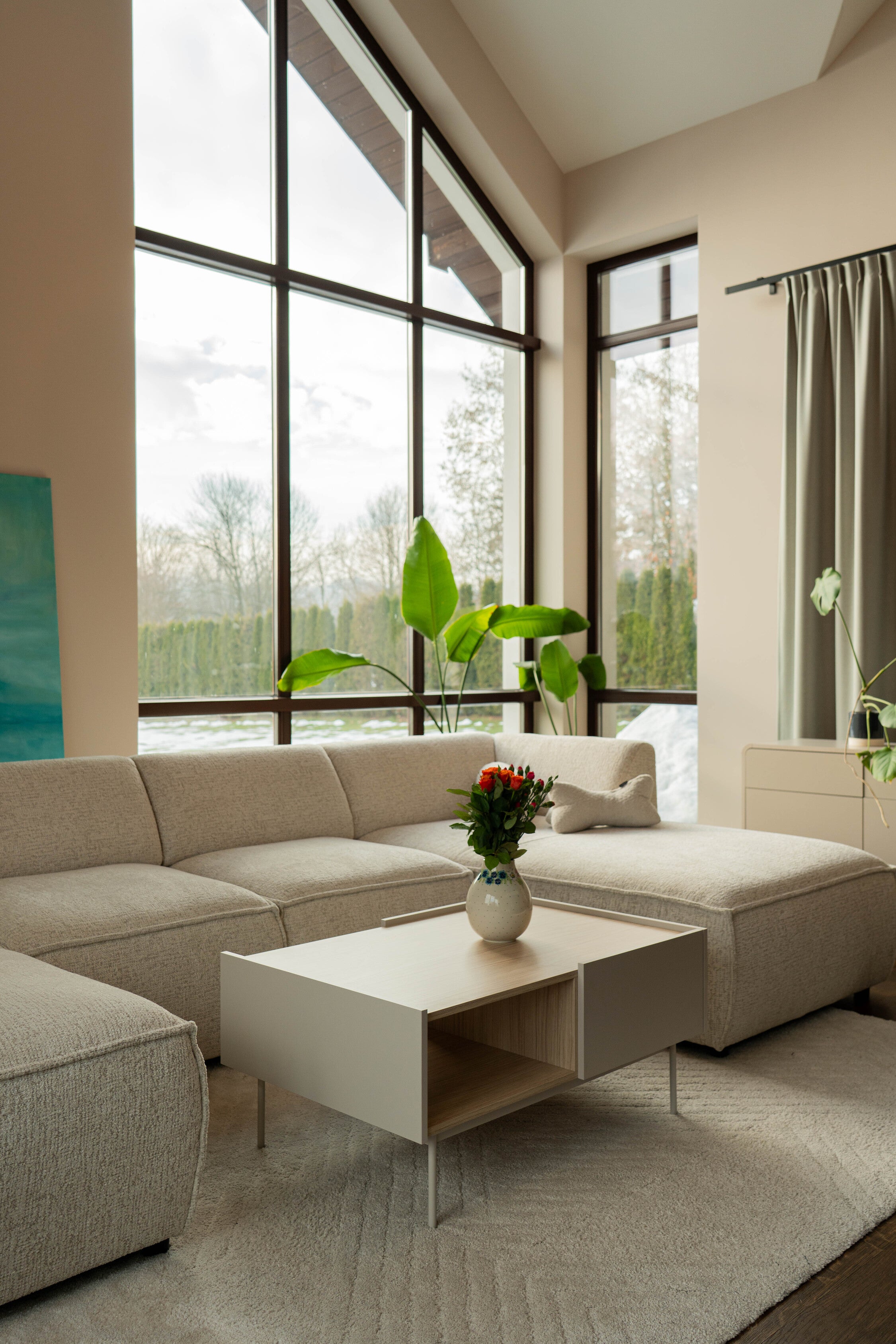 Modułowa sofa Brick w jasnym salonie z dużymi oknami.