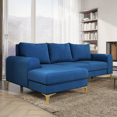 Narożnik Arpelo 245x145 Nocny Szafir (MANILA 26) w jasnym salonie z regałem i dywanem – welurowy narożnik