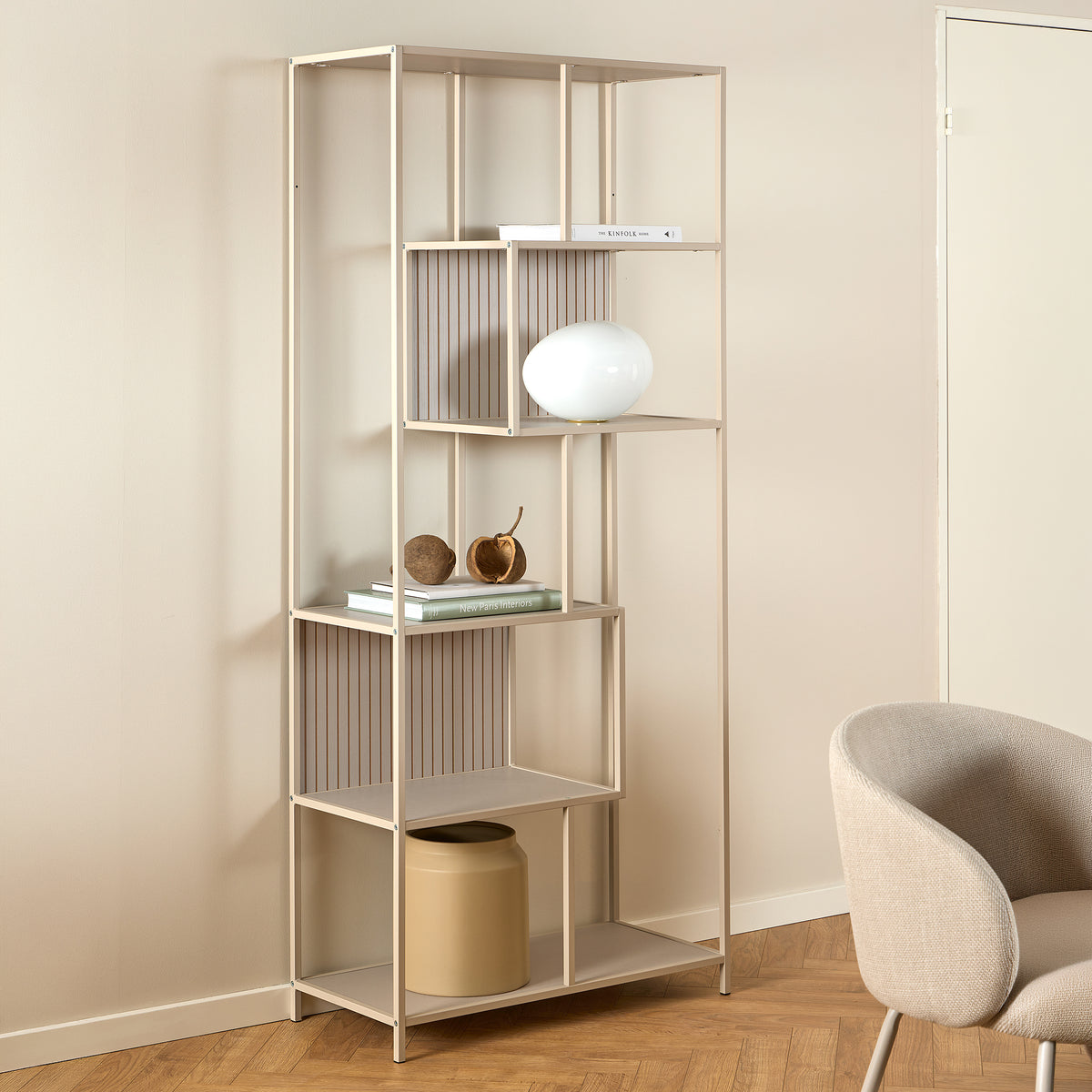 Regał Skeleto 77x185 Szara Melamina w jasnym pokoju obok fotela, z lampą w kształcie kuli – regał do salonu