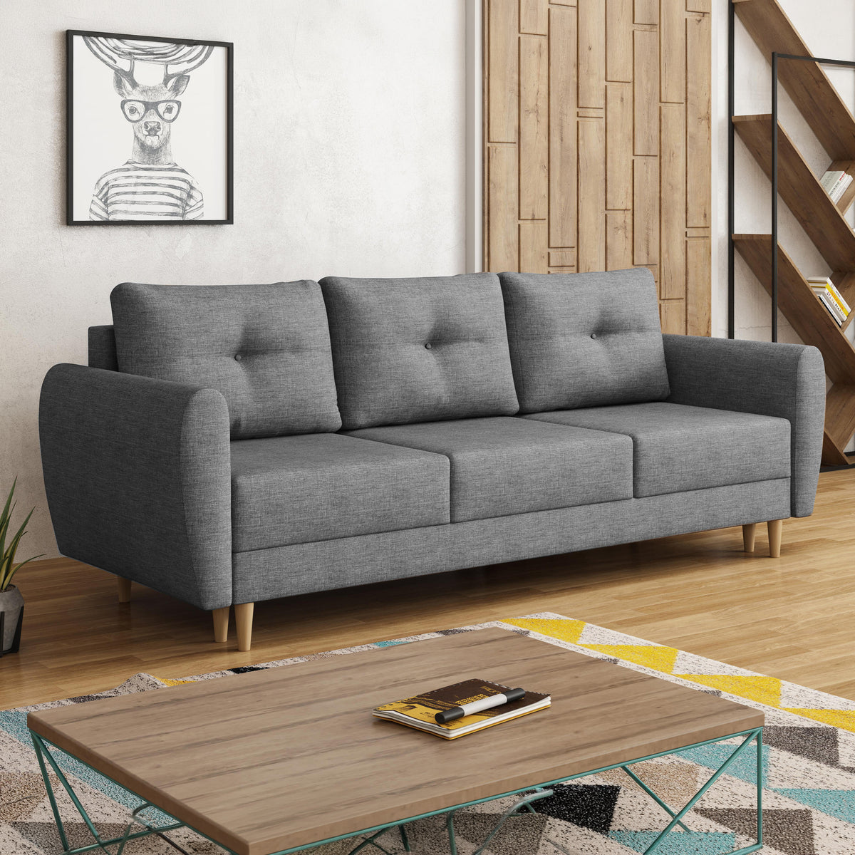 Sofa Harmi 235 cm w salonie z drewnianym regałem i stolikiem kawowym – skandynawska sofa rozkładana