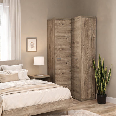 Szafa narożna Korin 109x201 w rogu sypialni obok łóżka i szafki nocnej – szafa narożna do sypialni