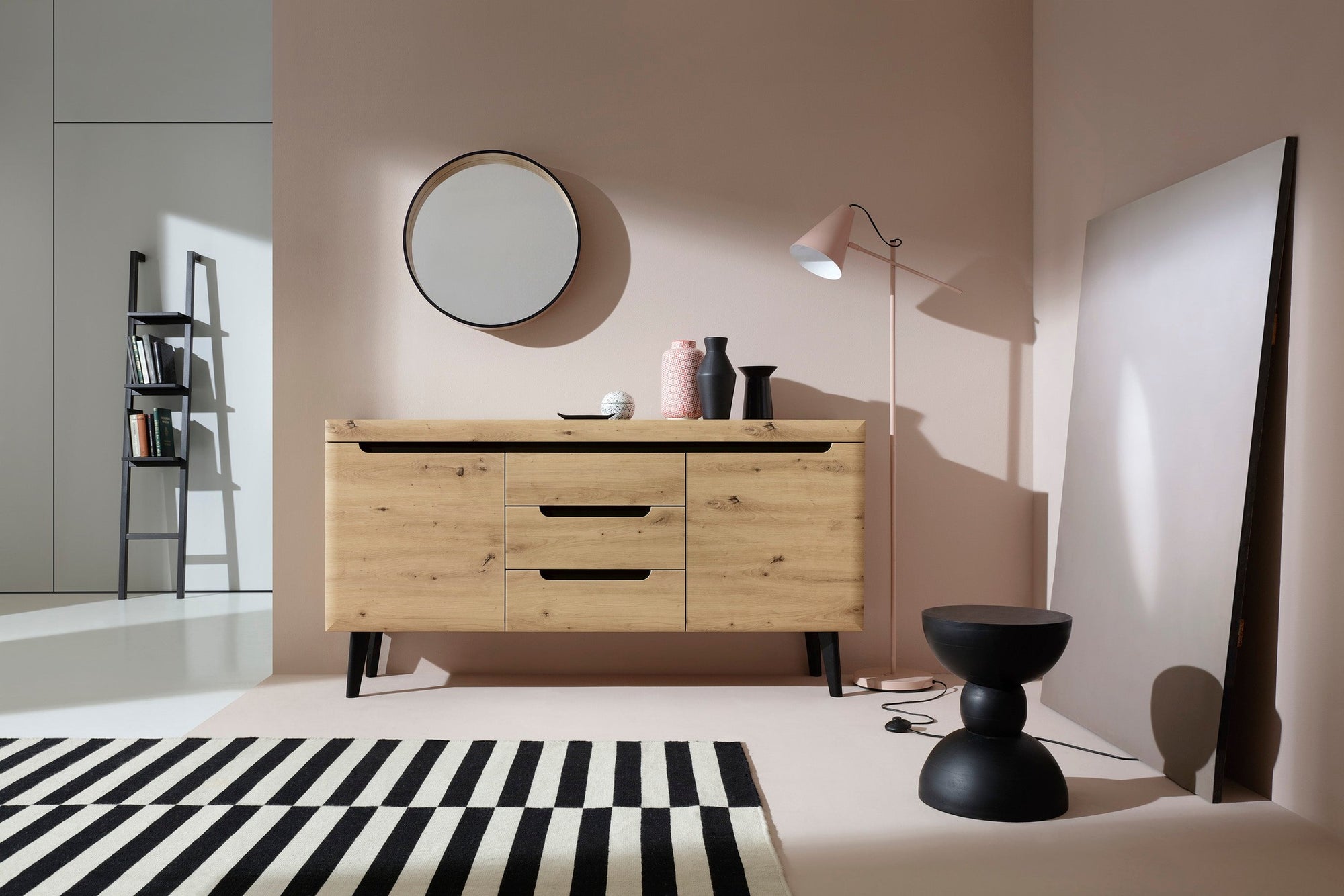 Komoda z szufladami i szafkami 160x83 w stylu skandynawskim - fronty MDF w wysokim połysku, drewniane nogi | Trava