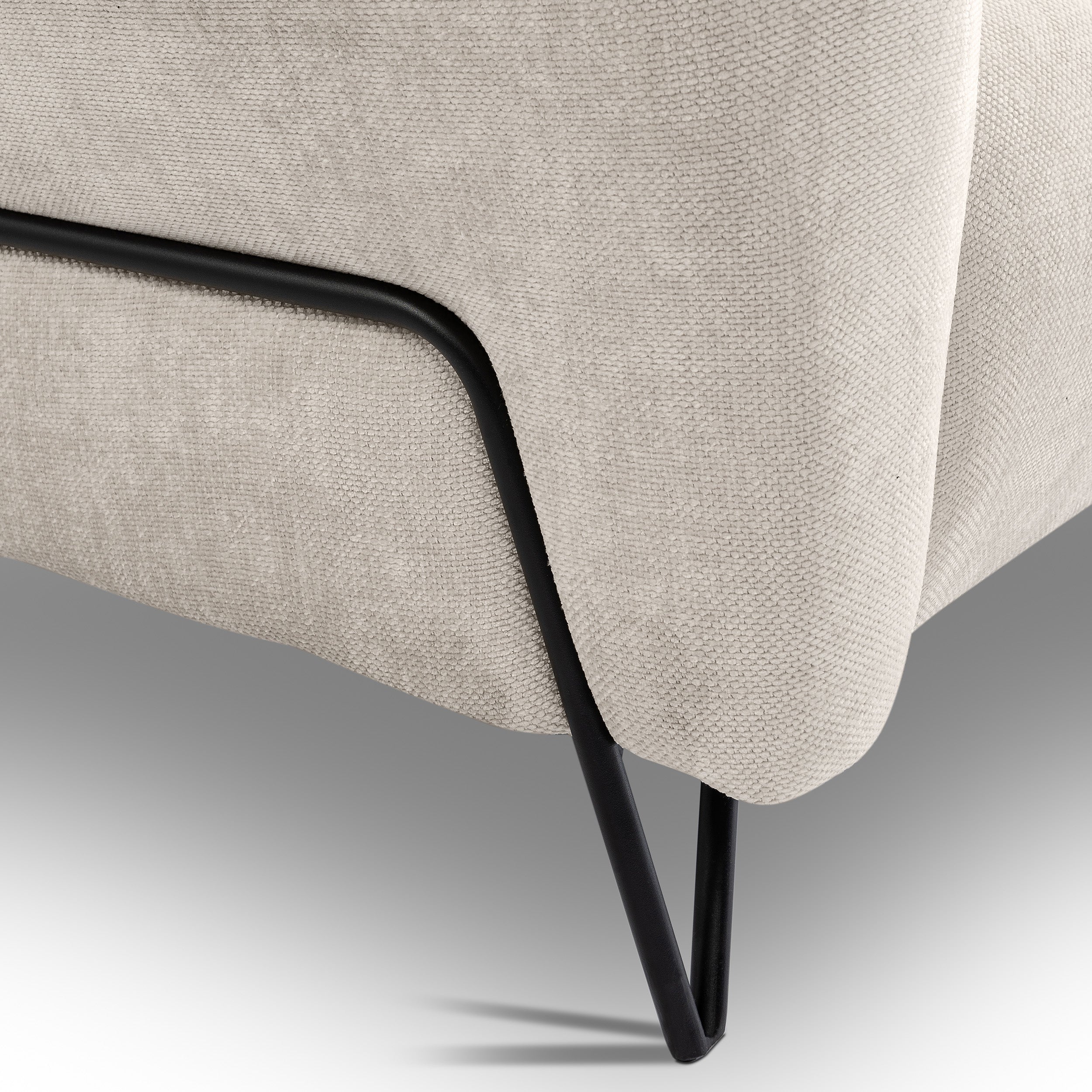 Sofa 2-osobowa do salonu w stylu soft - Storm, zaokrąglone podłokietniki, metalowe nogi | Nellia